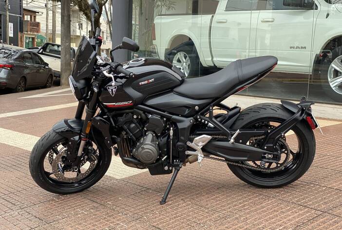 TRIUMPHTRIDENT660-MOTOSUSADAS-CARMAKPOSADASMISIONES2